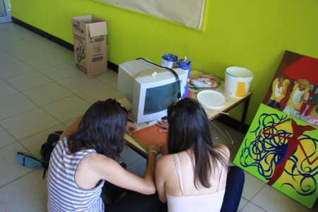 Sofia e Piló a fazer o embrulho da BQ